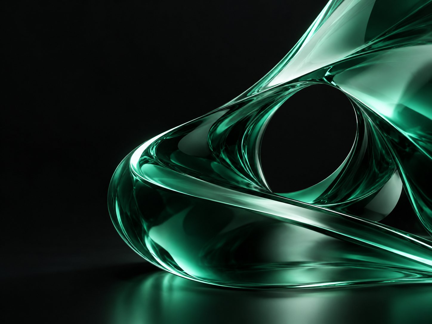 Forma abstracta de vidrio verde sobre fondo negro